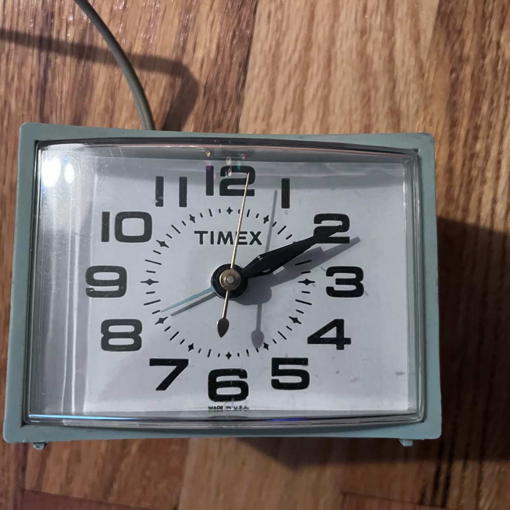 Timex avocado colored bedside clock model 7299A